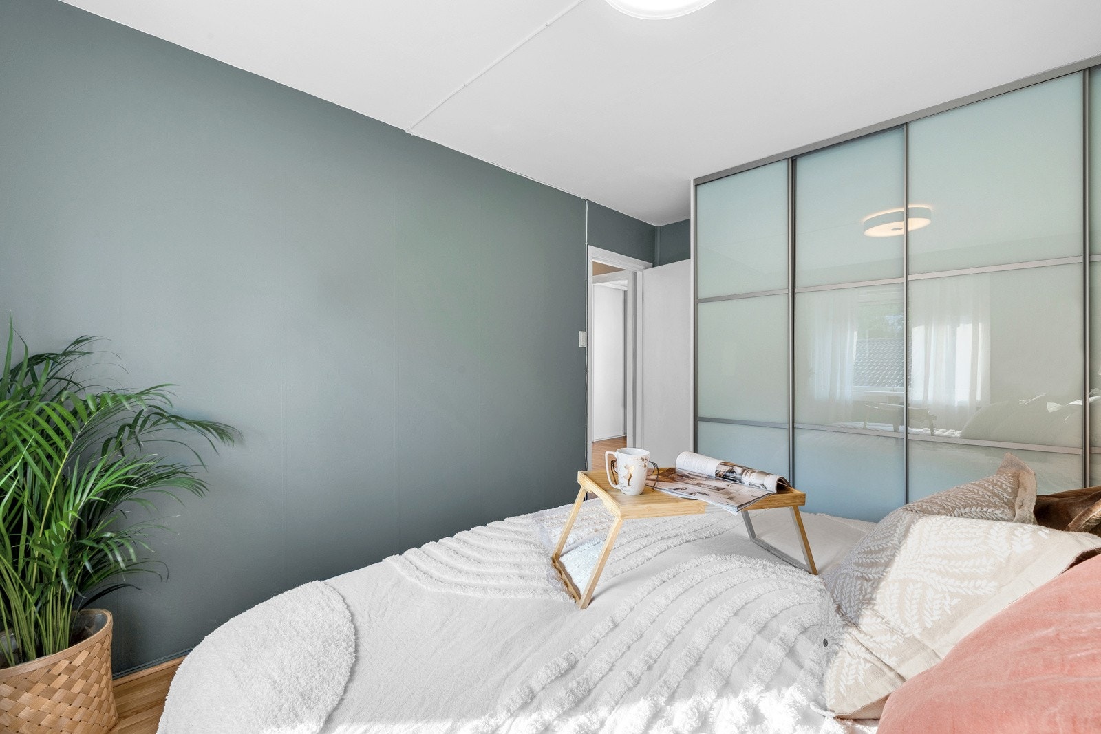 To av rommene har skyvedørsgarderobe, mens det siste har garderobeskap. Det Galleribilde