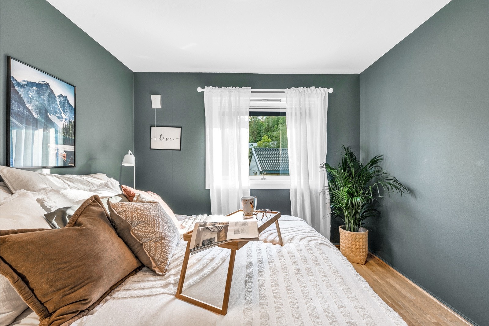 Soverommene har parkettgulv og slette vegger malt i forskjellige farger for et mer personlig preg Galleribilde