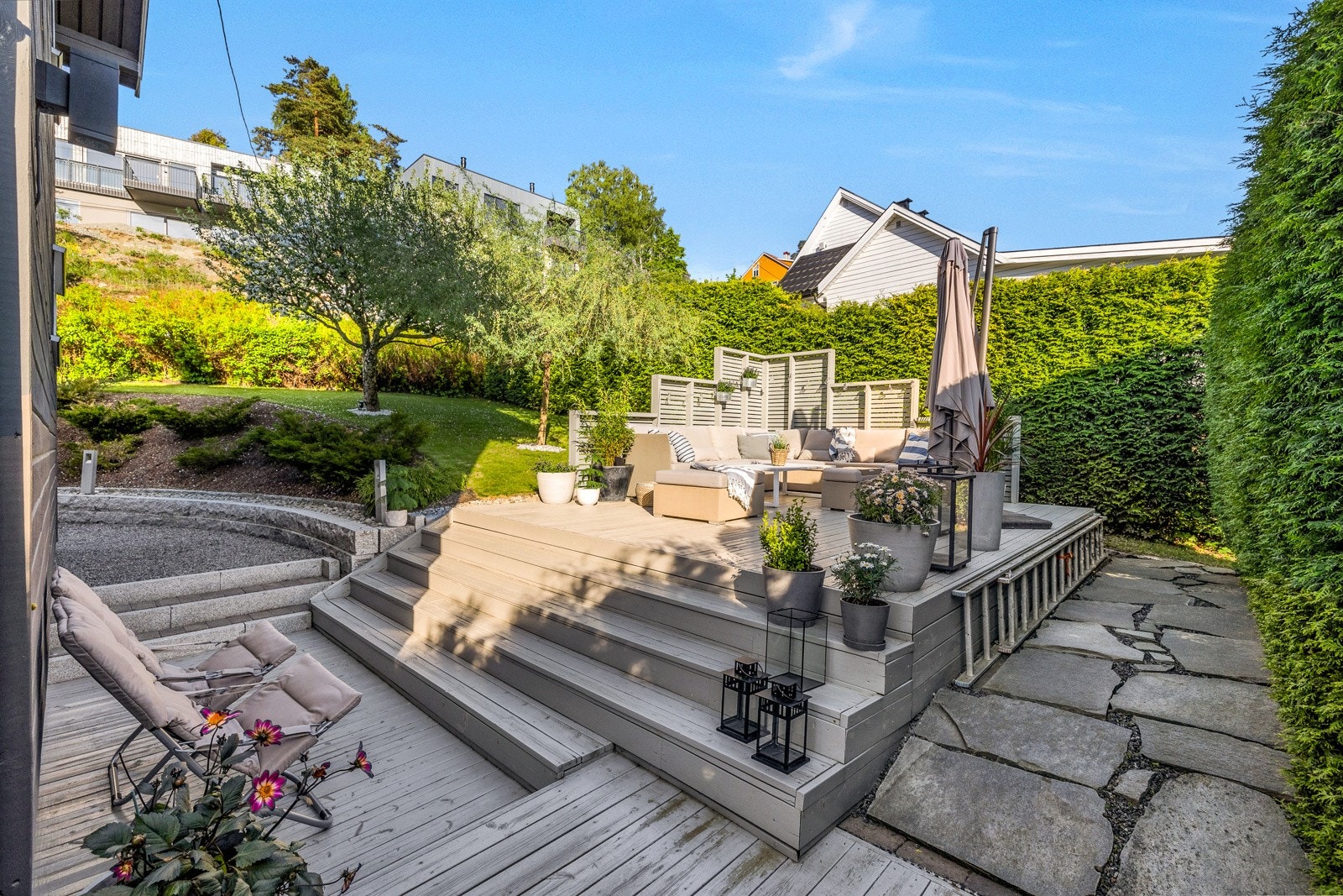 Den sørøstvendte delen går over to nivåer og har levegger. Ved siden av er det en bred, skiferlagt sti. Galleribilde