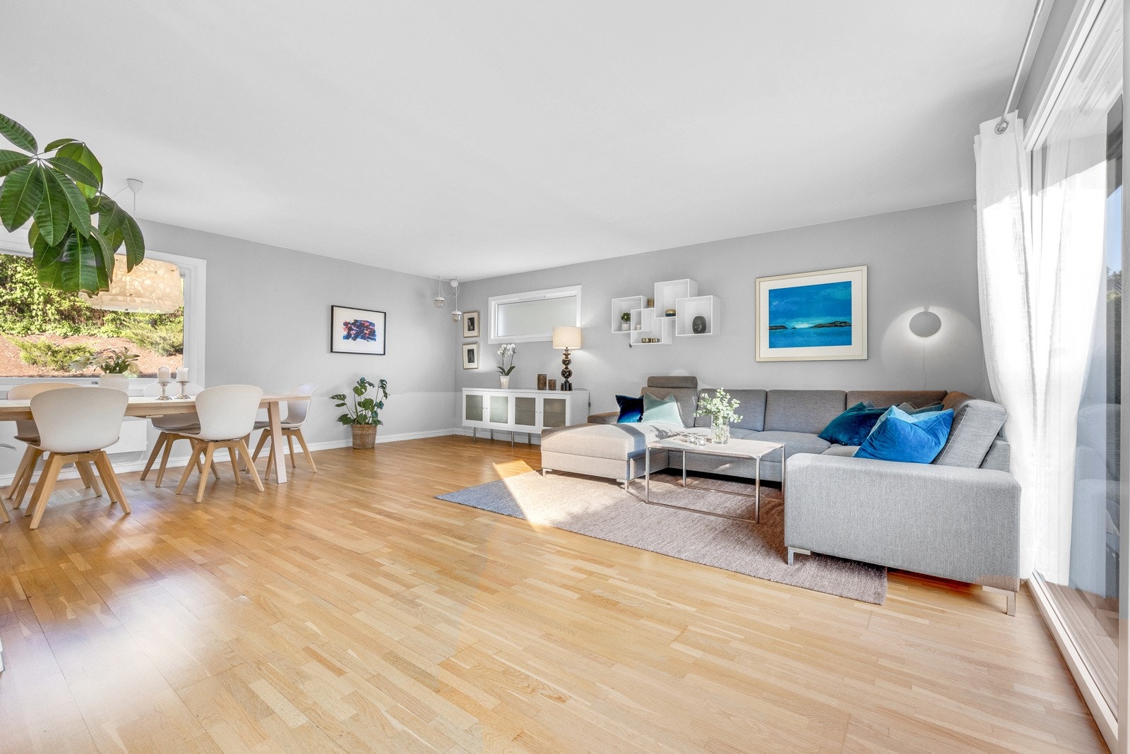 Her er det plass til både sofagruppe, spisebord og godstoler. Galleribilde