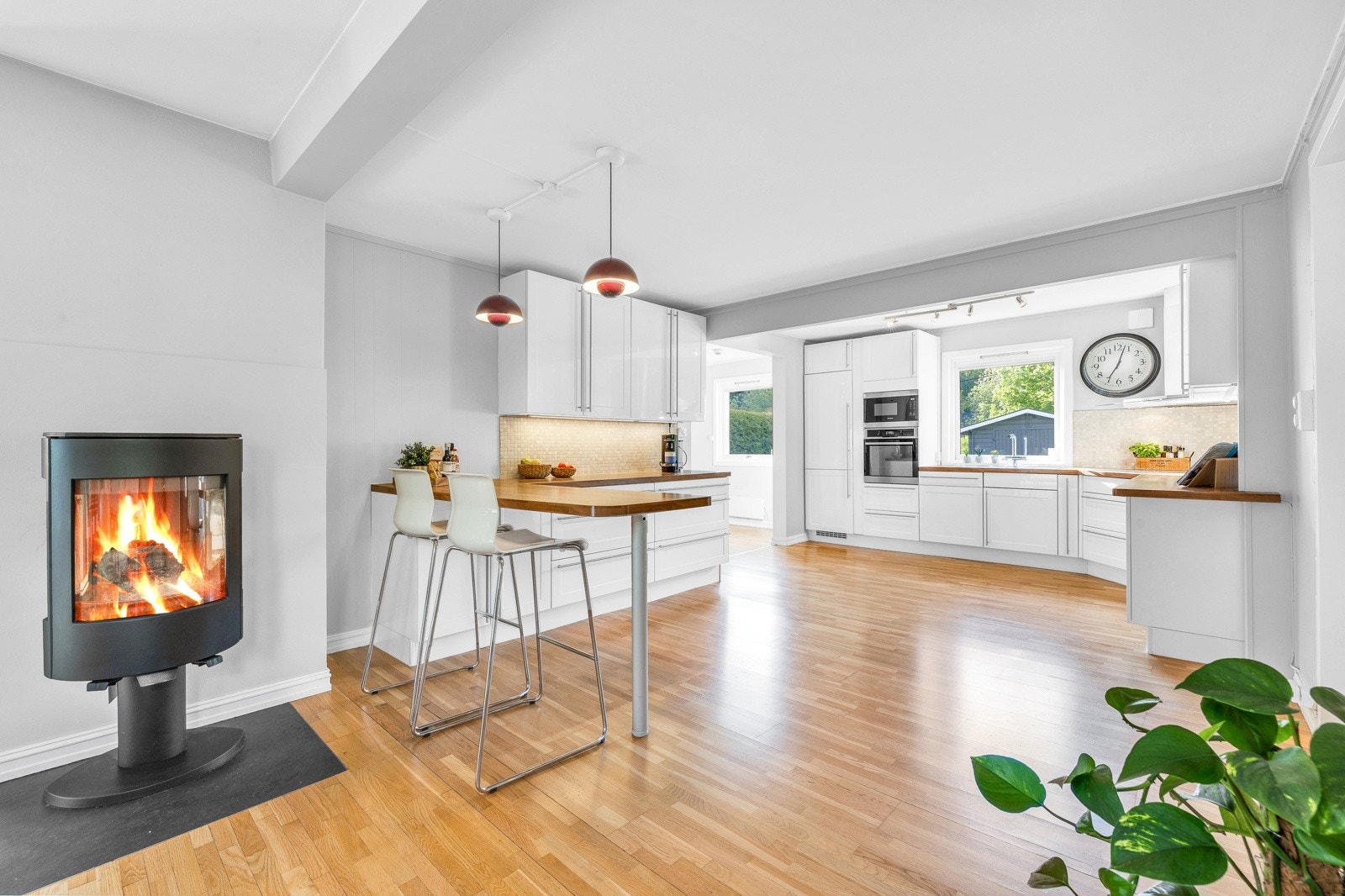 Lysinnslippet og den gode størrelsen skaper en luftig atmosfære, og mellom rommene er det en peisovn med flammebilde som kan ses fra alle vinkler. Galleribilde