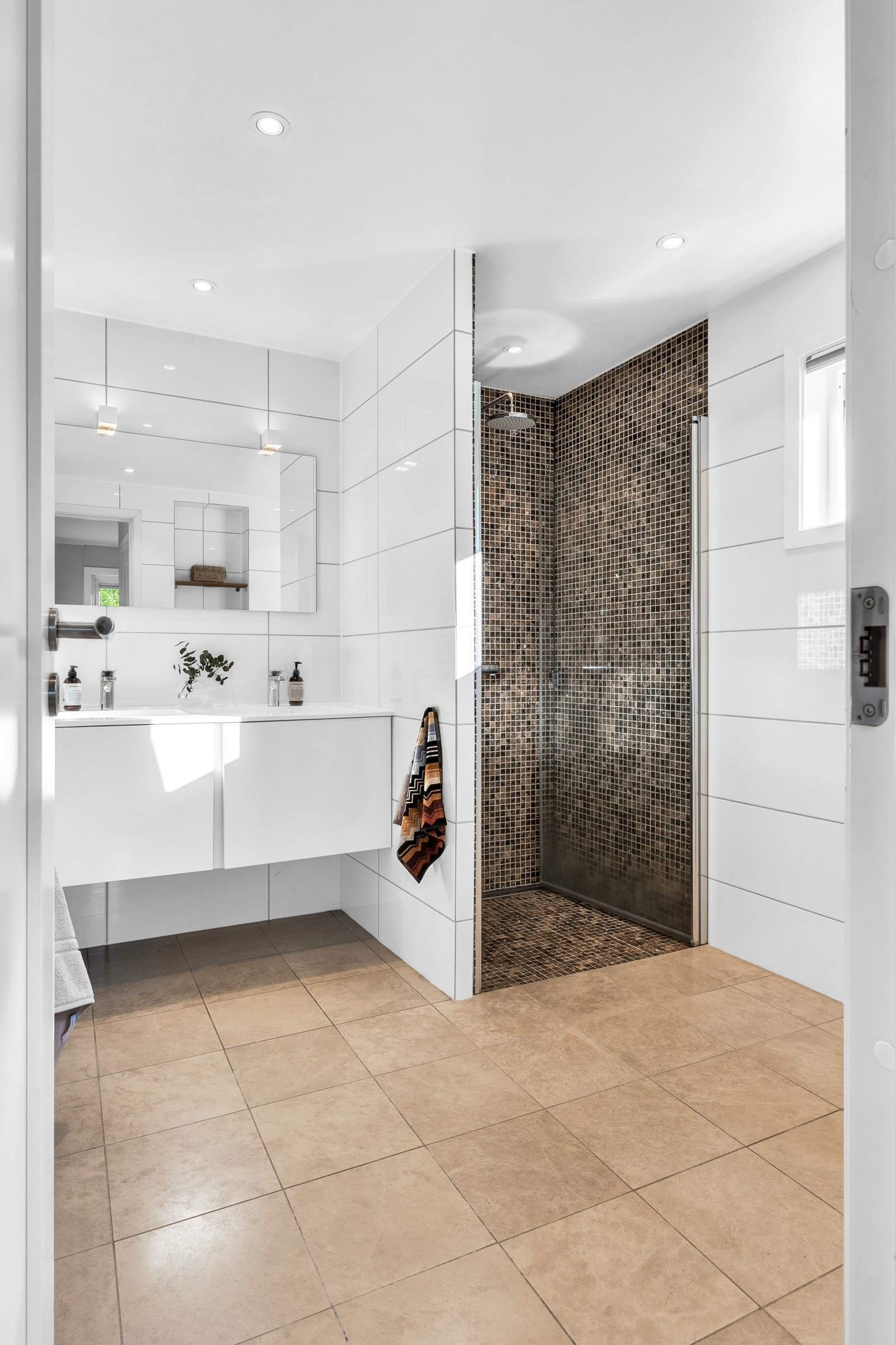 Dusjen har også regnfallsdusj og dør i glass. Galleribilde