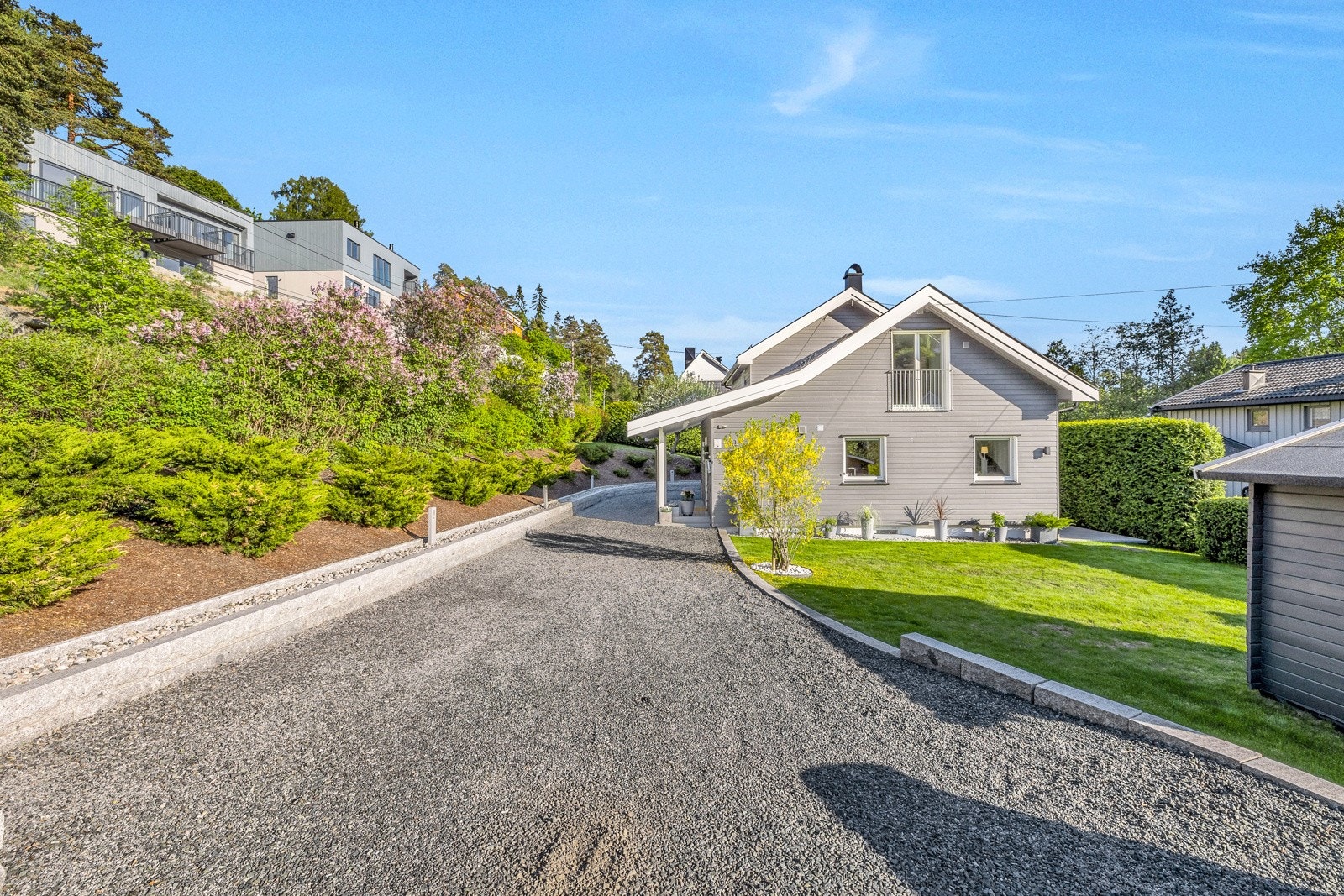 Eiendommen har hjørneplassering i en rolig blindvei, i et særdeles barnevennlig område. Galleribilde