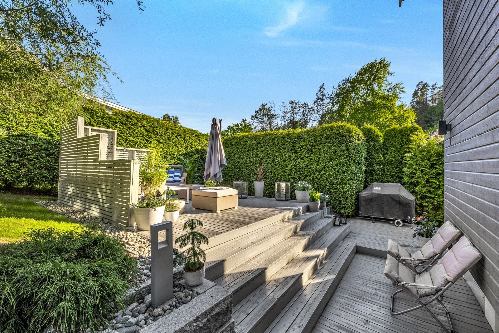 Eiendommen har en idyllisk opparbeidet tomt på 797 kvm. Tomten er oppgradert de siste årene og alt har vært nøye planlagt, noe som har gitt et nydelig resultat. Galleribilde