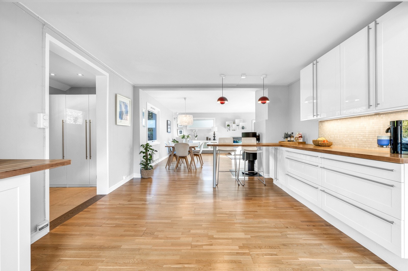 Boligen har et moderne kjøkken med fantastisk størrelse. Kjøkkenet ligger i åpen løsning med stuen og har flere vinduer som fyller rommet med naturlig lys. Galleribilde