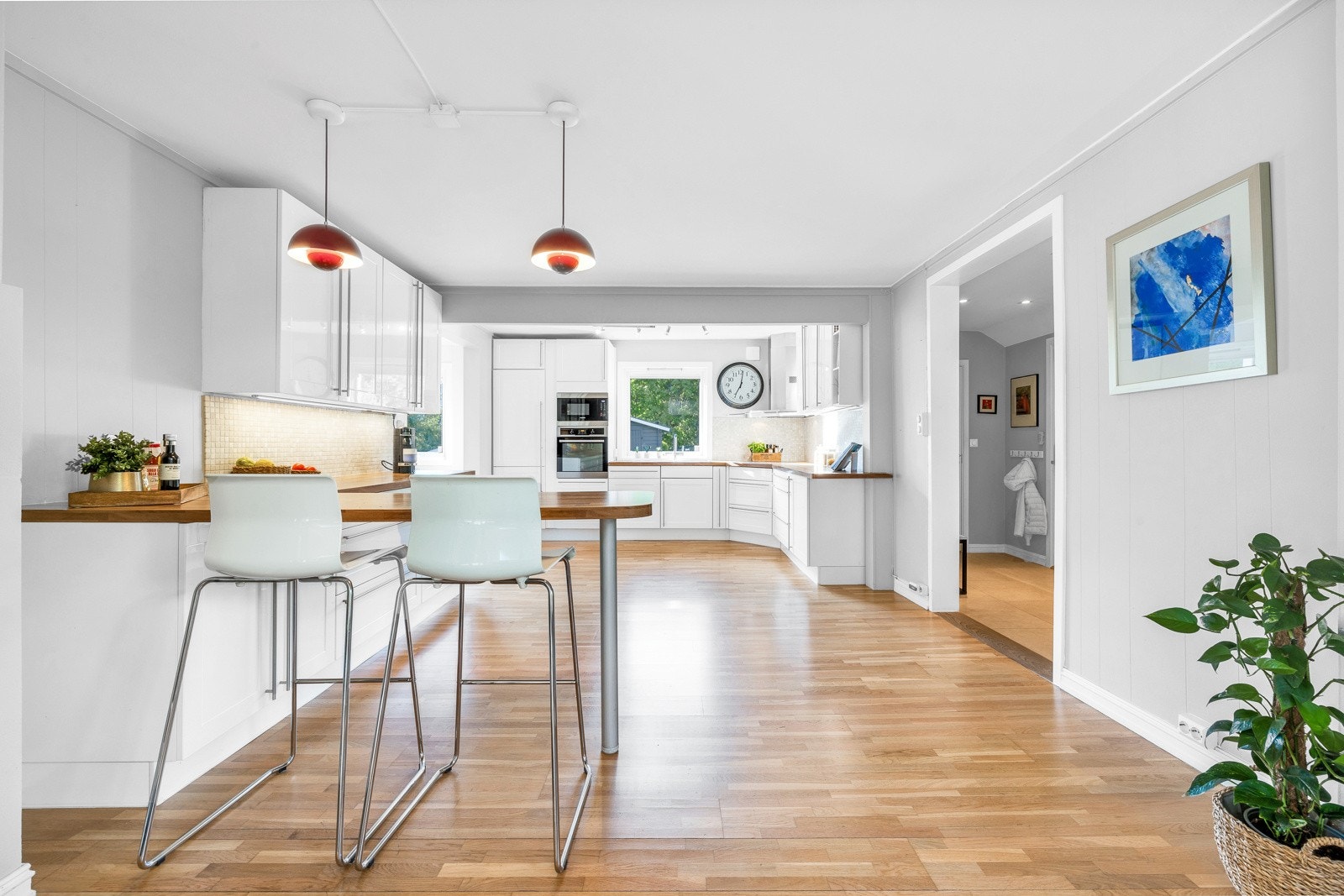 Veggene mellom benk og overskap har sandfargede mosaikkfliser. Galleribilde