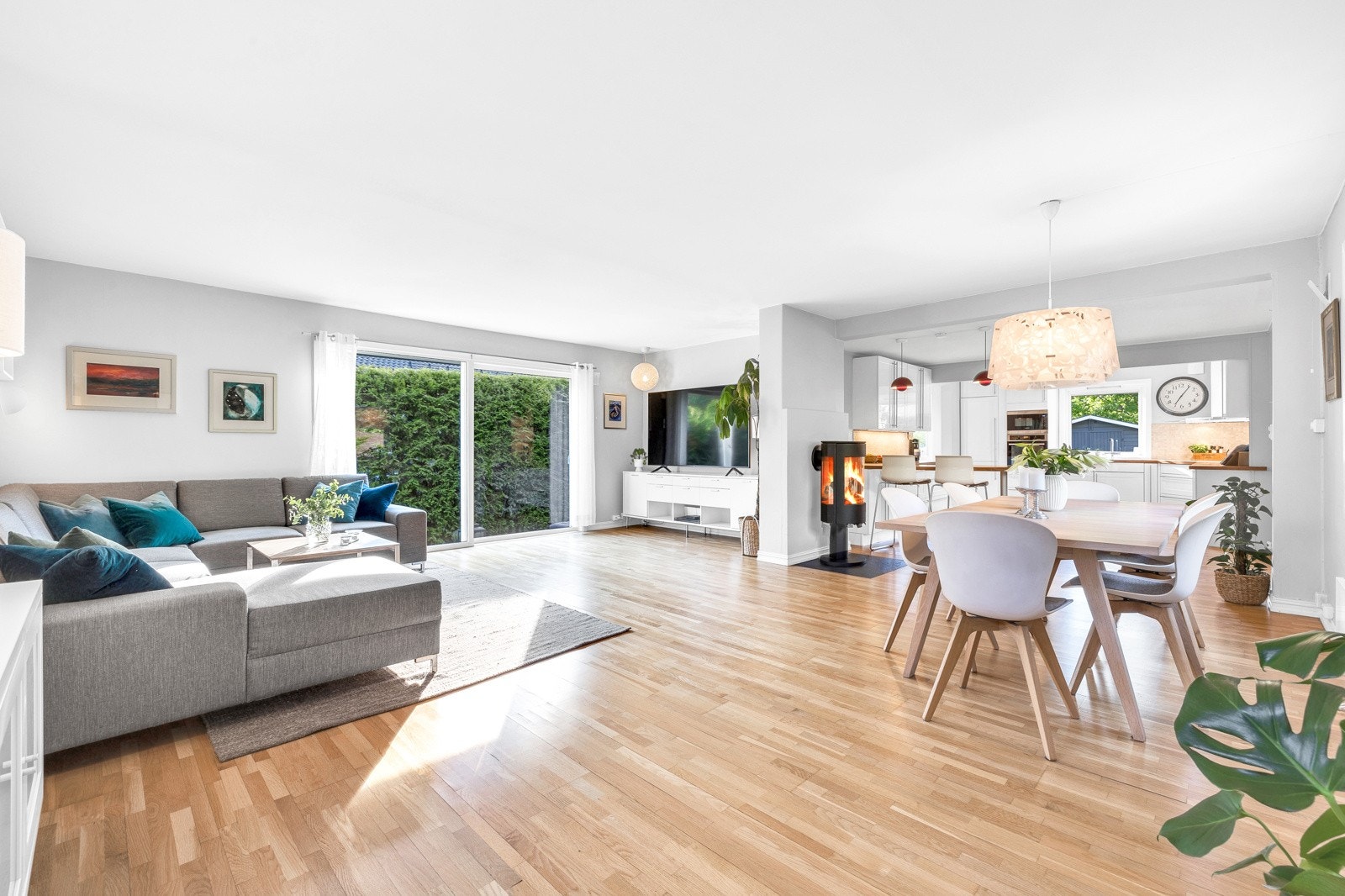 Stuen er et herlig allrom, og den åpne løsningen til kjøkkenet gjør dette til et naturlig samlingspunkt for hele familien. Galleribilde