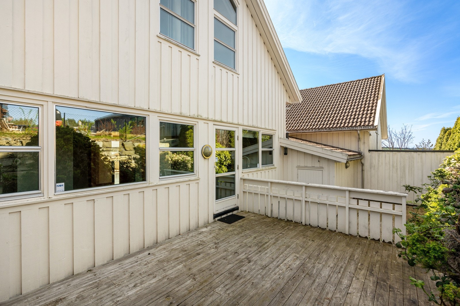 Terrasse mot vest - ingang til kjøkken. Trapp til garasje Galleribilde