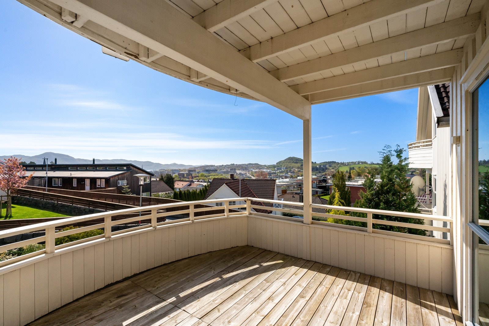 2 solrike balkonger mot sørøst I tillegg kommer terrase mot vest Galleribilde