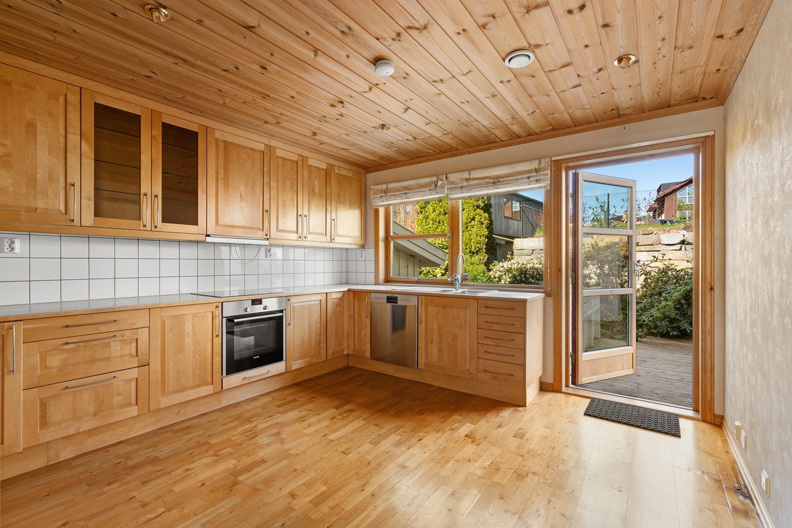 Kjøkken og utg. vestvendt terrasse Galleribilde