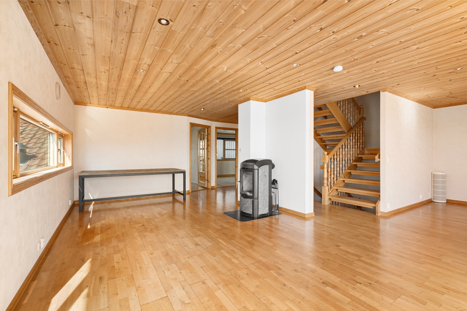 Stuen mot atskilt kjøkken Galleribilde