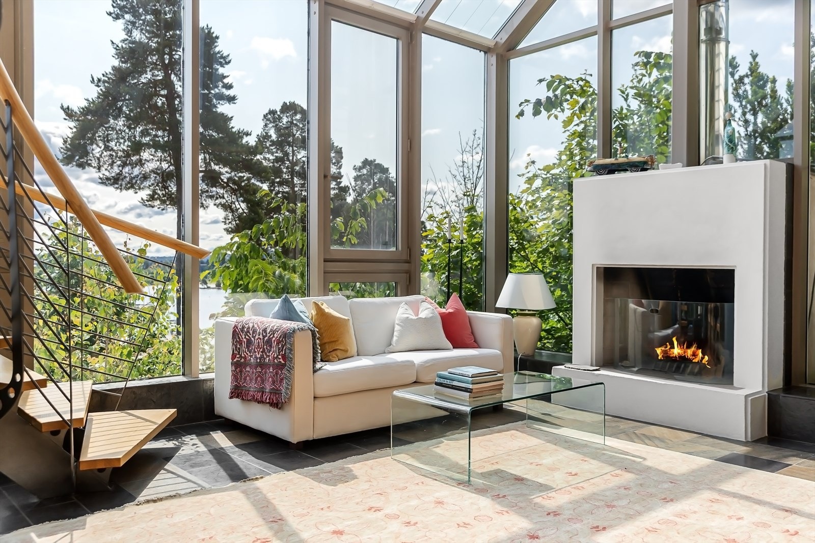 Boligen har et stort glasspåbygg som gir maksimal utsikt og svært mye lys Galleribilde