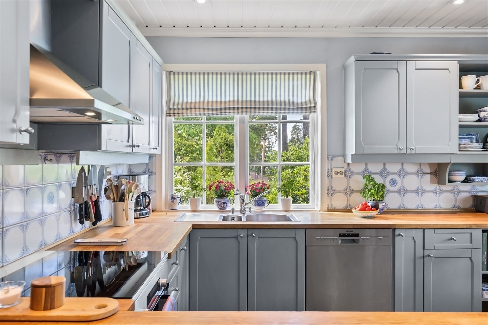 Romslig kjøkken med plass til spisebord Galleribilde