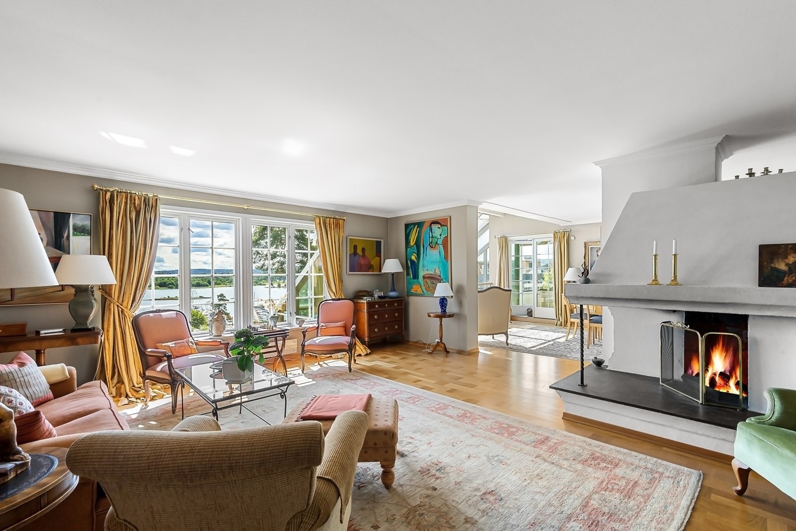 Fra stuen kan man også nyte den nydelige utsikten Galleribilde