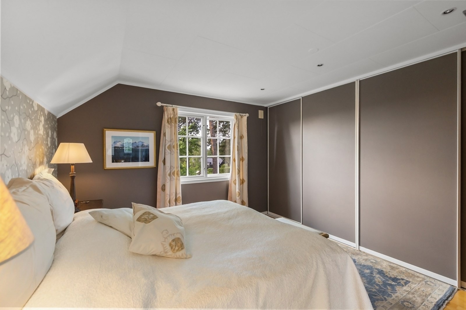 Soverommet har godt med skapplass Galleribilde