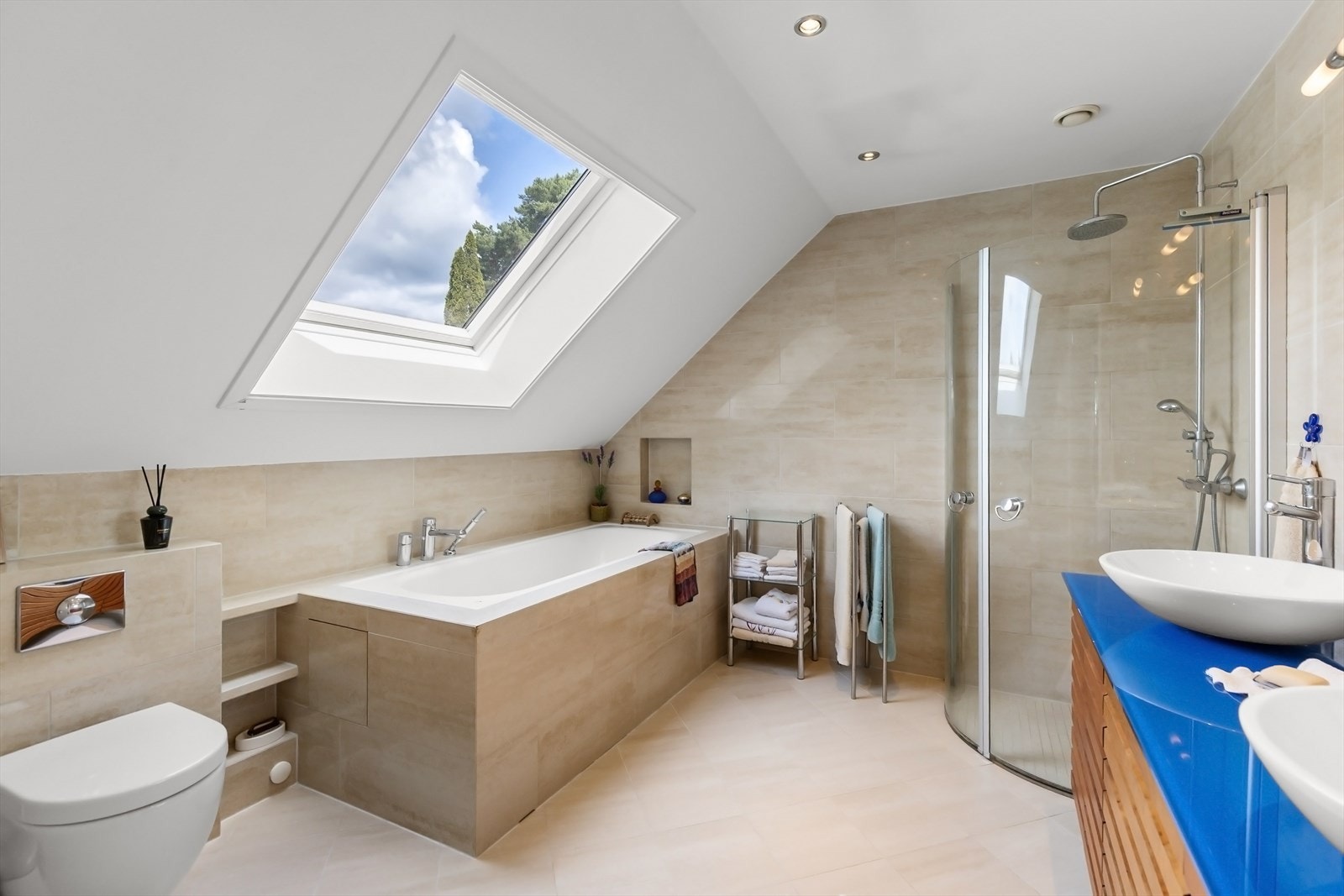 Stort og innbydende bad i 2.etg. Galleribilde