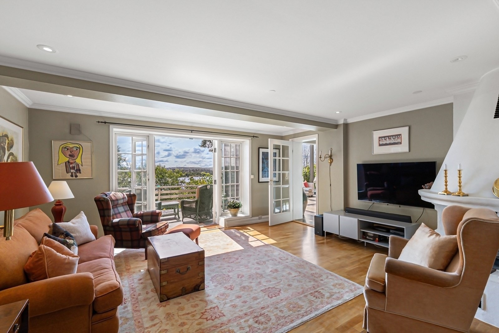 Fra peisestuen er det utgang til en solrik terrasse med nydelig utsikt mot sjøen Galleribilde