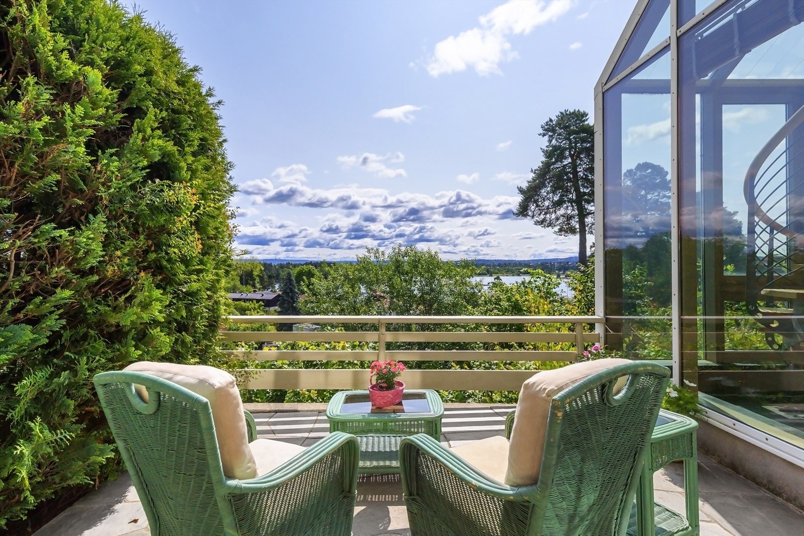 Svært usjenert terrasse med utsikt Galleribilde