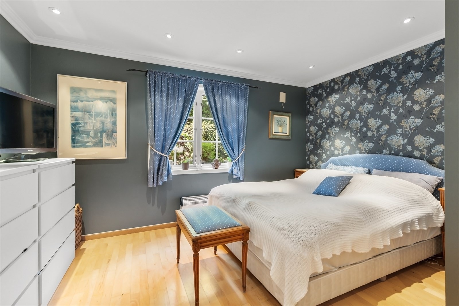 Romslig soverom i u.etg. Rommet er byggemeldt som bod, ikke godkjent for varig opphold Galleribilde