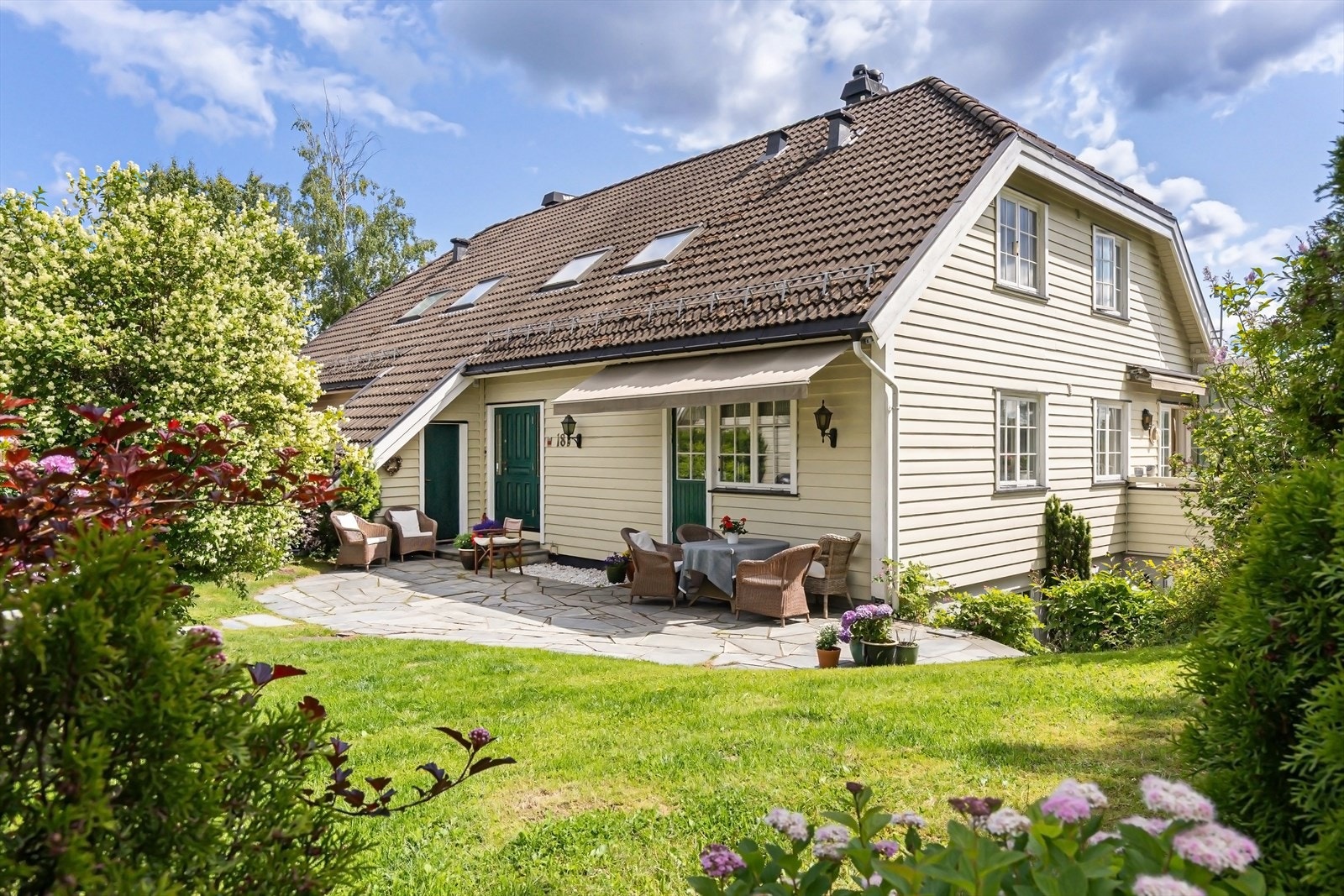 Den solrike eiendommen er beliggende i en blindvei på Nedre Høvik, Galleribilde