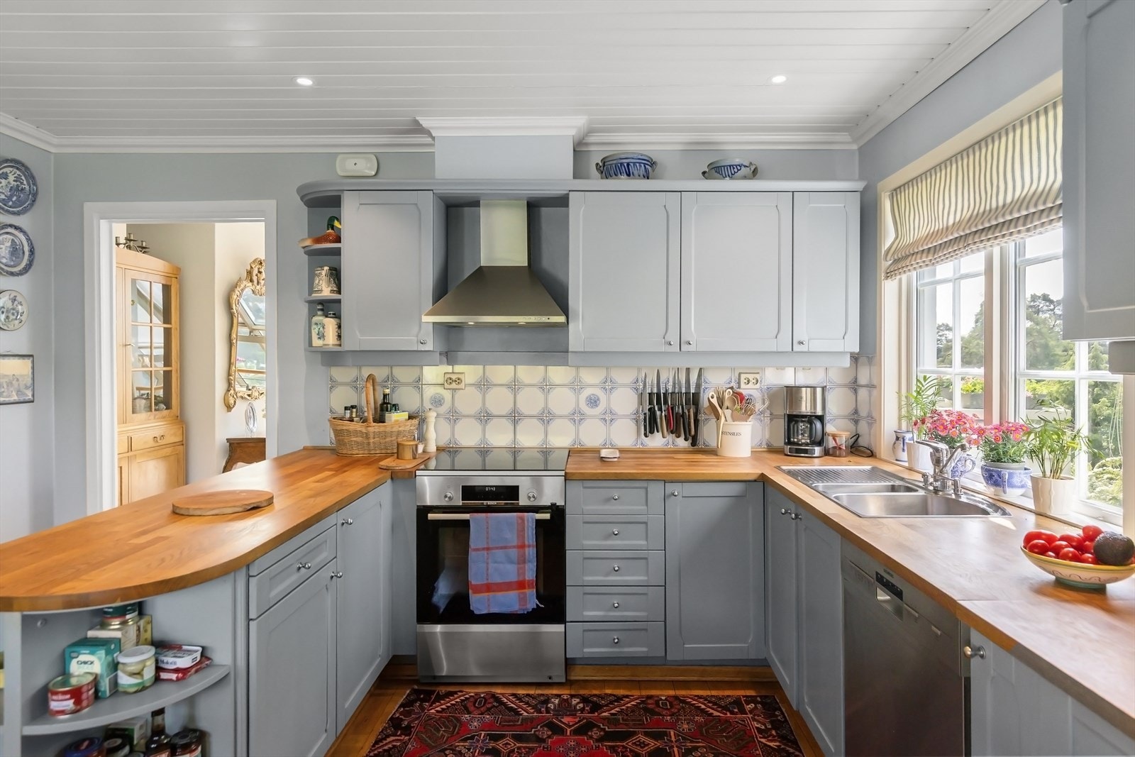 Kjøkkenet har godt med skap- og benkeplass Galleribilde