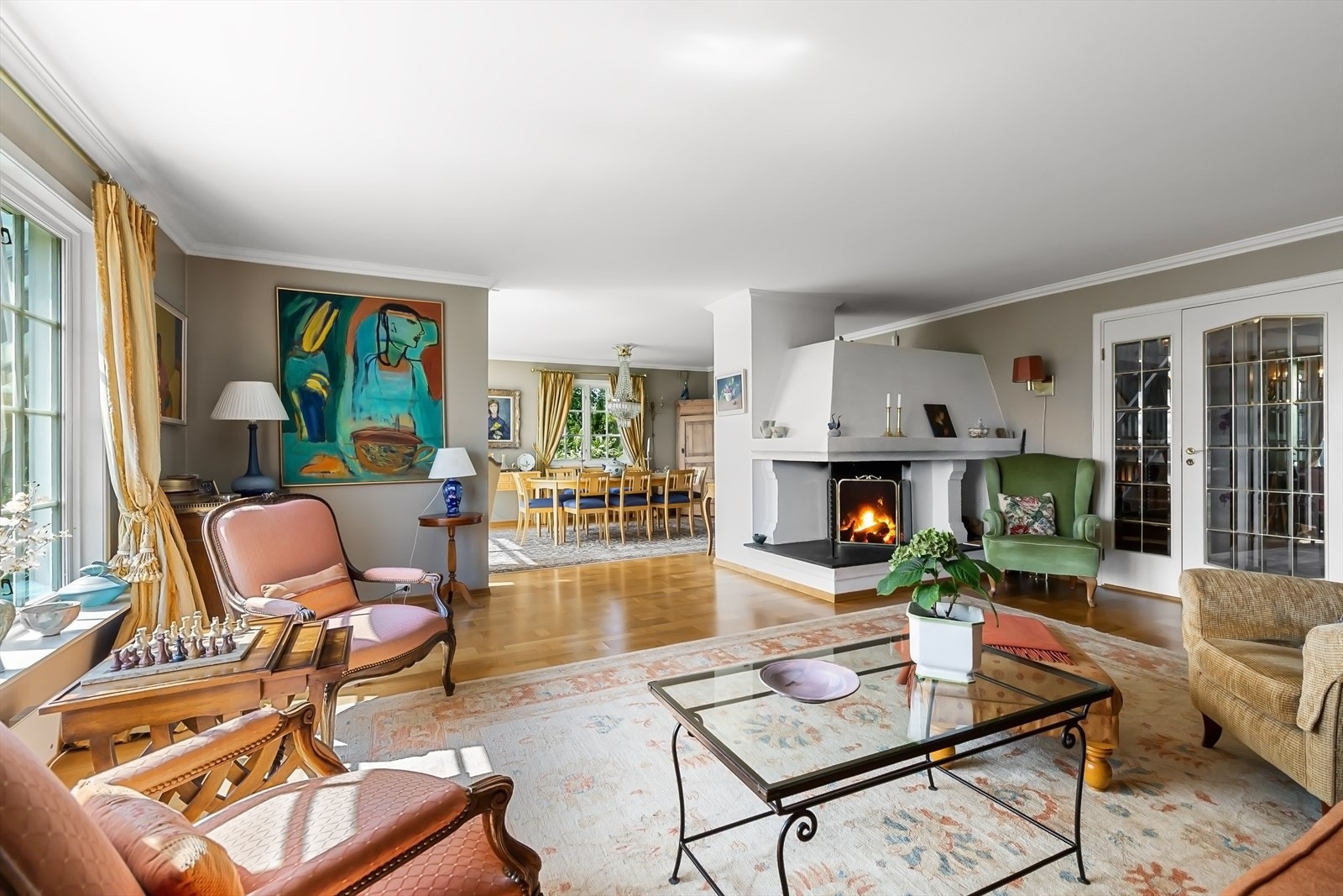 Boligen har 3 ildsteder. Her fra stuen i 1.etg Galleribilde