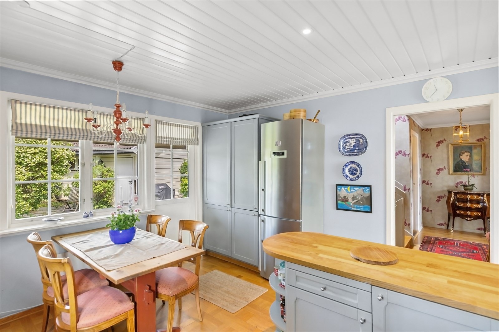 Fra kjøkkenet er det direkte utgang til en stor og stensatt markterrasse Galleribilde