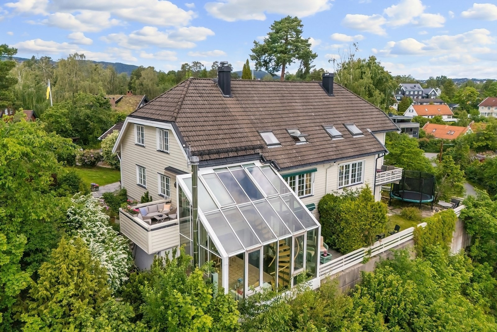 Innholdsrik familiebolig med praktfull utsikt mot fjorden Galleribilde