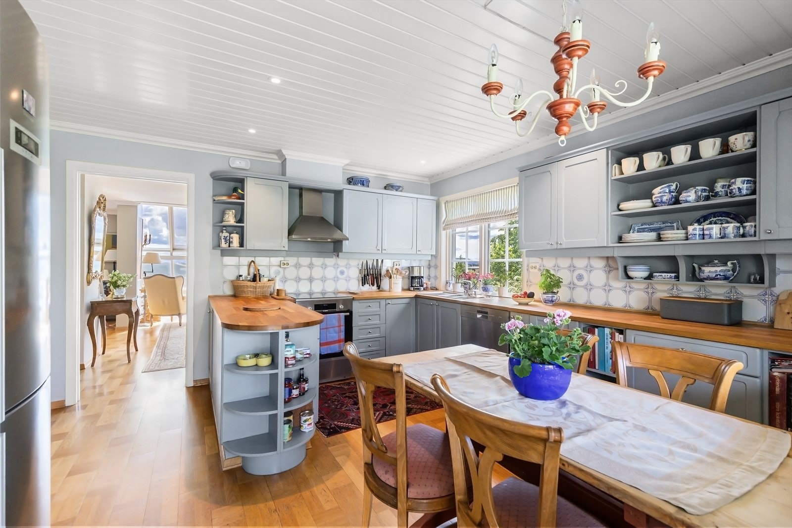 Eldre kjøkkeninnredning som er pusset opp de senere år Galleribilde