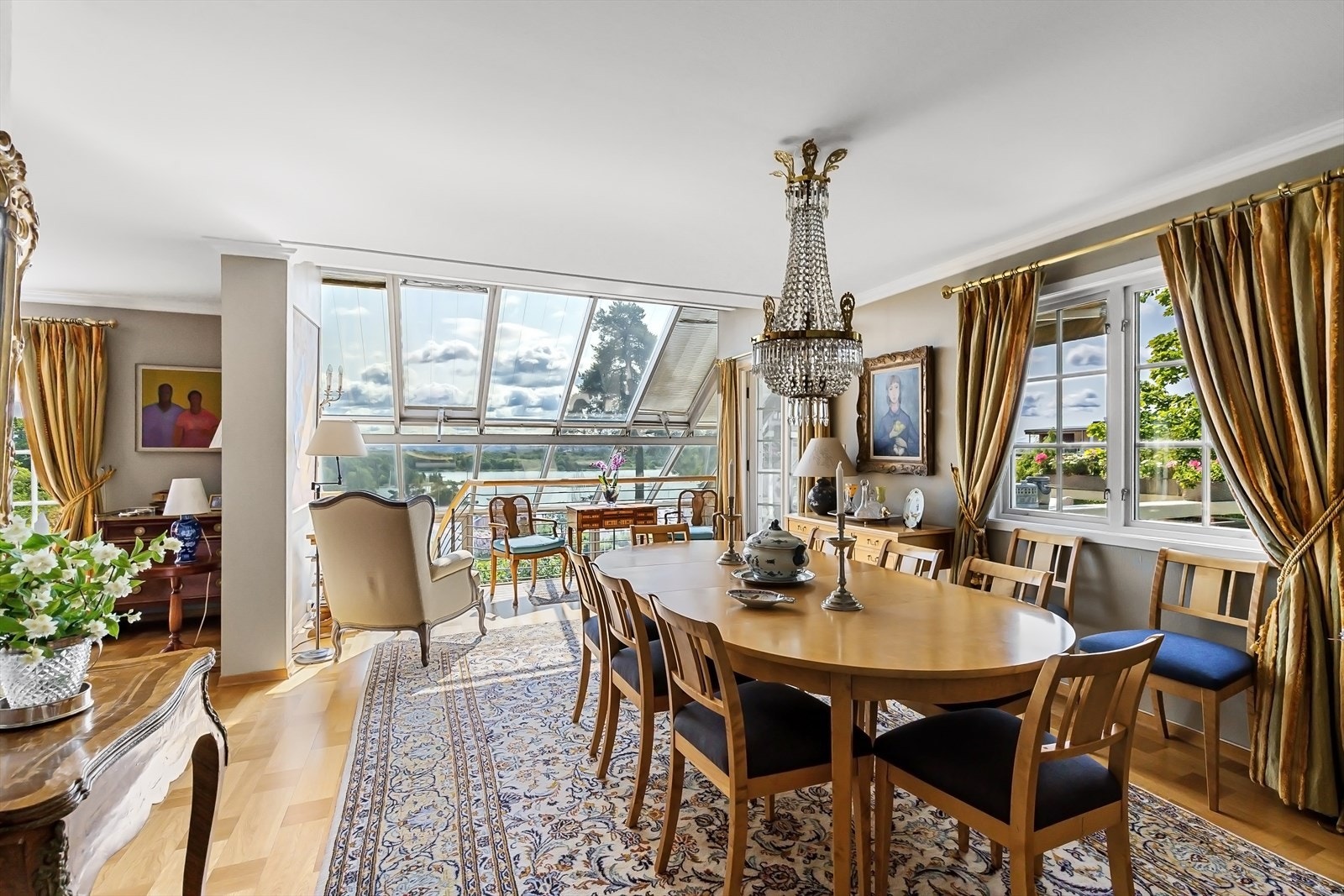 Hyggelig spisestue, praktisk plassert like ved kjøkkenet Galleribilde