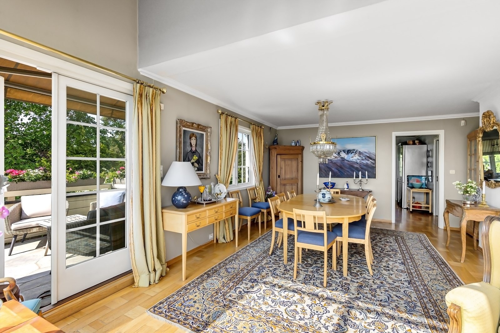 Fra spisestuen er det direkte utgang til en solrik veranda Galleribilde