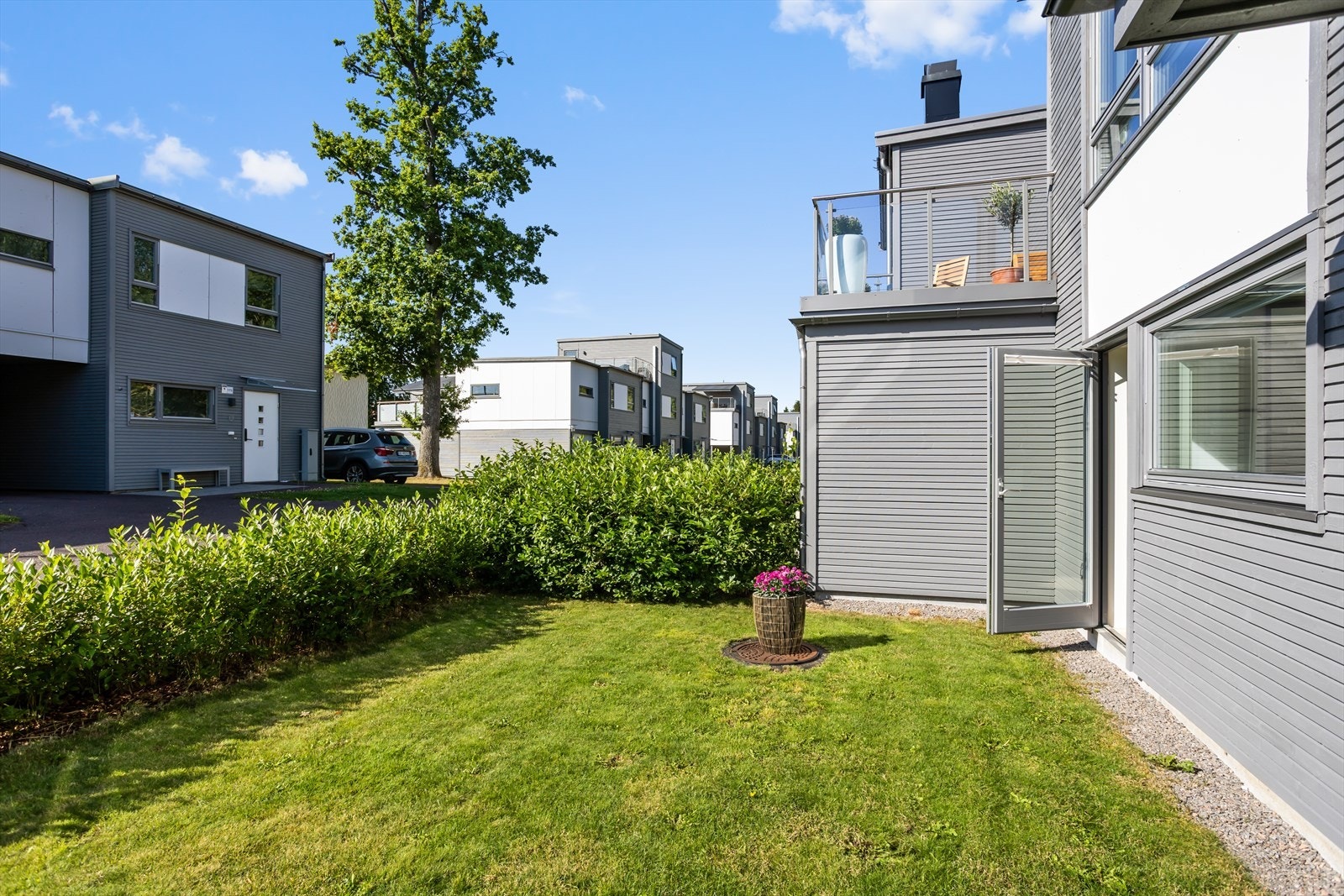 Det er for øvrig plass til utemøblement i den solrike hagen mot vest. På samme vis som på takterrassen, er dette også en solrike sone ved eiendommen. Galleribilde
