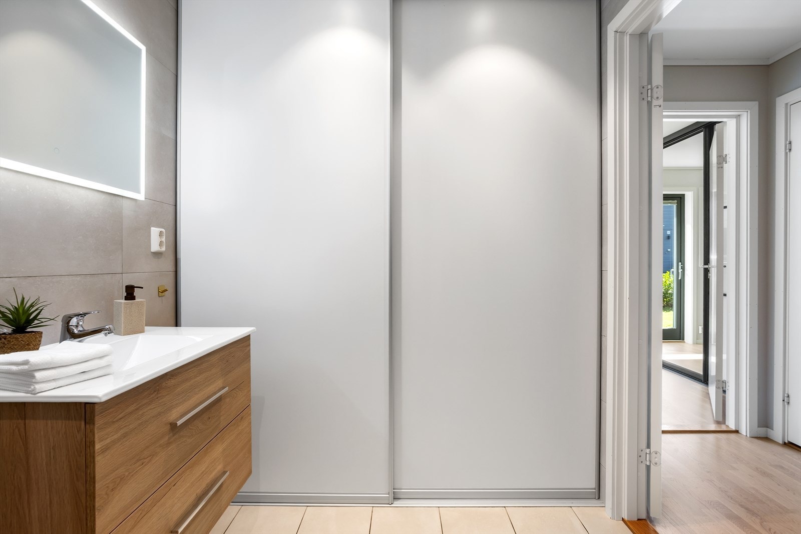 Badet i 1. etasje har også en flott løsning med skjult nisje (skyvedører) med plass og ferdig opplegg for vaskemaskin, tørketrommel og vegghengt vaskekum. Galleribilde