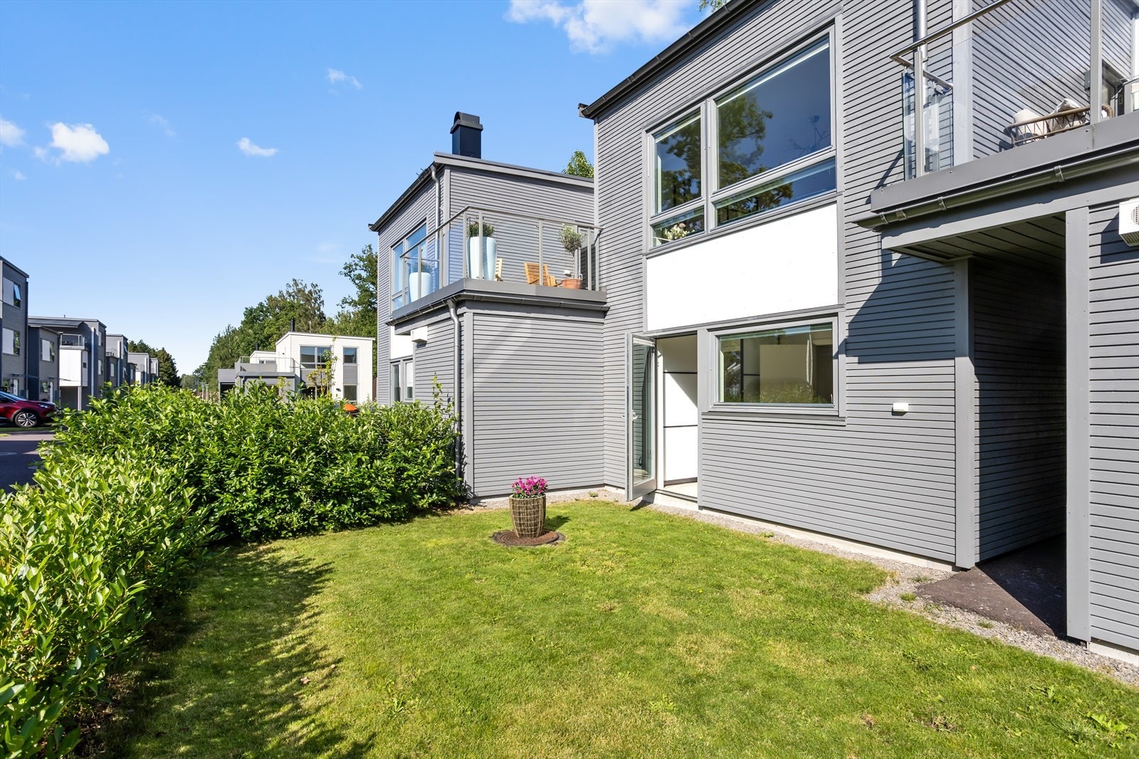 Hagen er omkranset av dekorativ og skjermende hekk som med tiden vil gi svært god skjerming når den når sin fulle høyde. Galleribilde