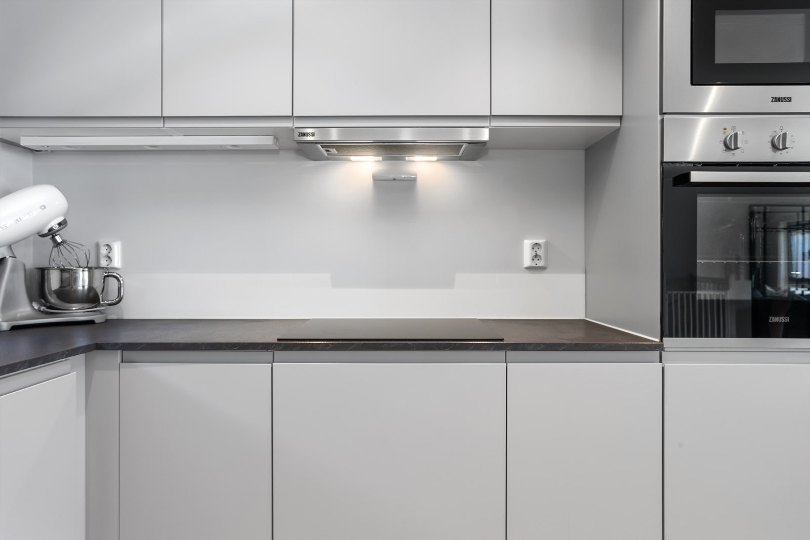 Kjøkkenet er fra danske Kvik kjøkken, en produsent som er kjent for å levere moderne løsninger og som for de fleste ikke trenger noen nærmere presentasjon. Galleribilde