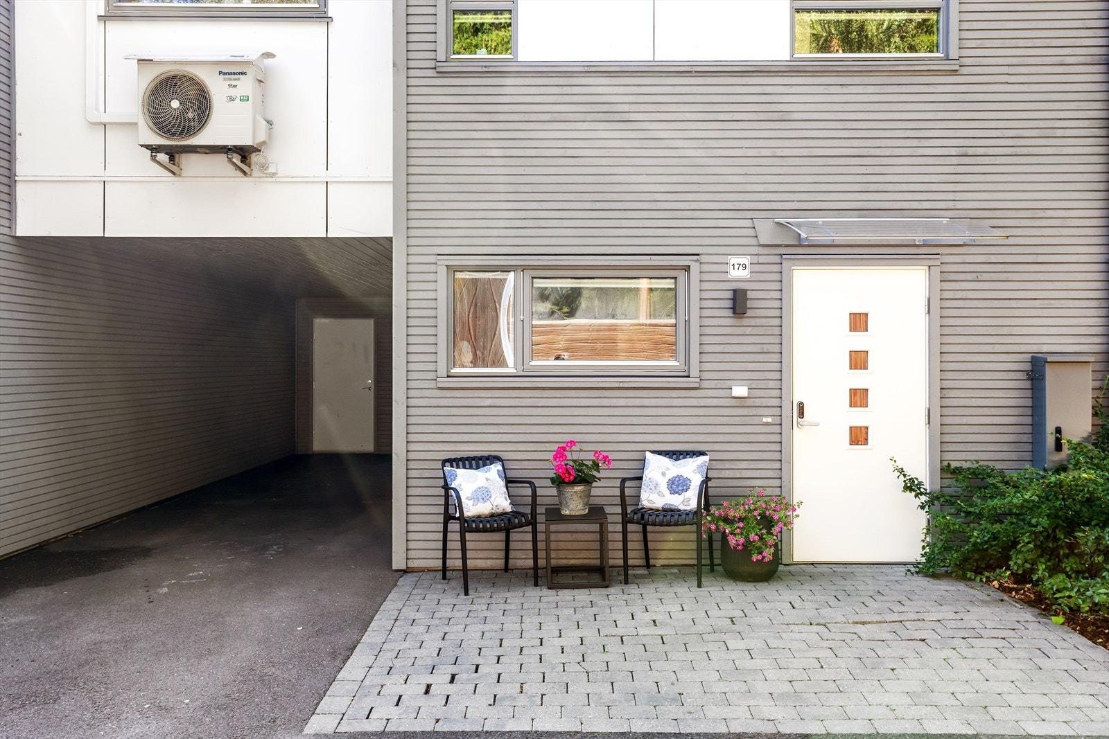 På hete sommerdager, er dette også denne østvendte uteplassen et ypperlige sted å trekke tilbake til for å søke skygge på ettermiddagen. Galleribilde