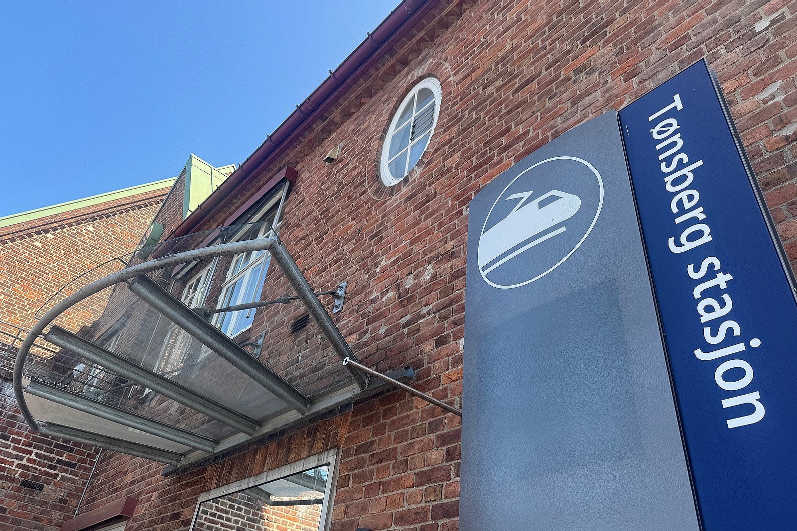 Det er 3-4 km til Tønsberg jernbanestasjon. Galleribilde