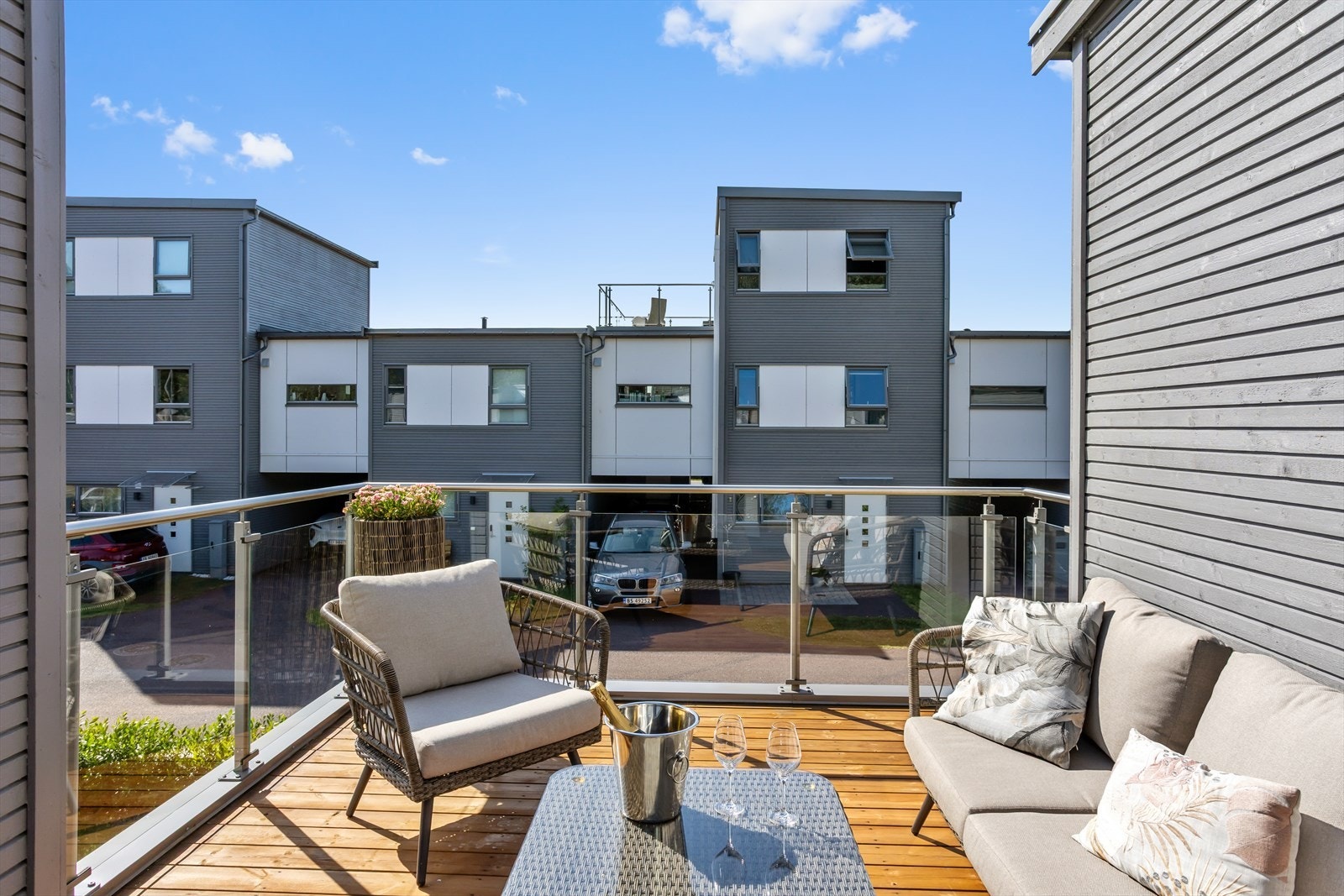 Takterrassen er et hyggelig uterom med møbleringsmuligheter og plass til både sittegrupper og sone for utekjøkken/grilling - perfekt for både sosiale sammenkomster eller "late sommerdager". Galleribilde
