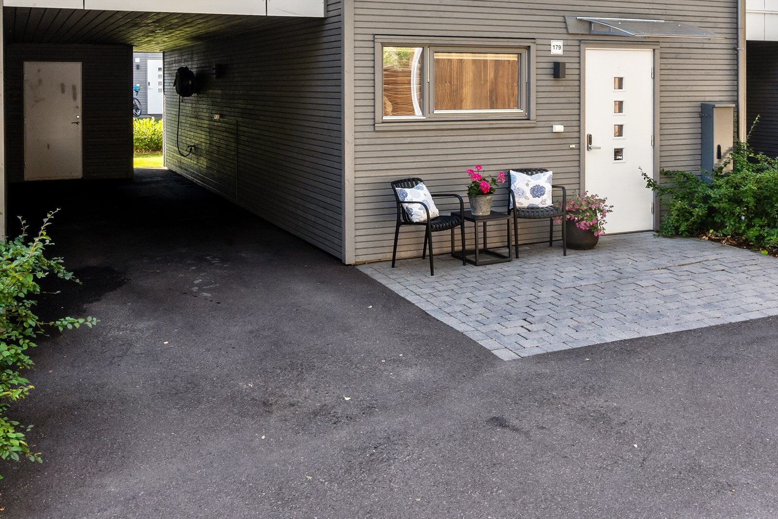 Eiendommen har fine parkeringsfasiliteter, man går nærmest "tørrskodd" fra bilen rett i i huset. Carporten er integrert i huset, og avhengig av kjøretøyenes lengde, er den dyp nok for to biler ved lengdeparkering. Galleribilde