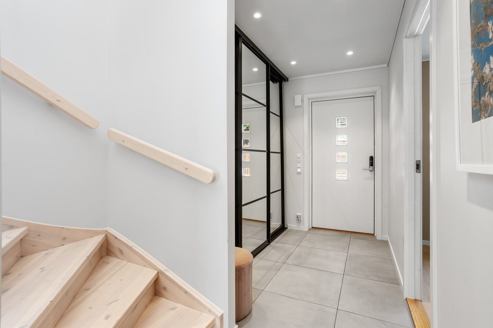 Fra hallen er det en pant tilpasset trapp med tette trinn som tar deg opp til hjemmets hovedetasje. Galleribilde