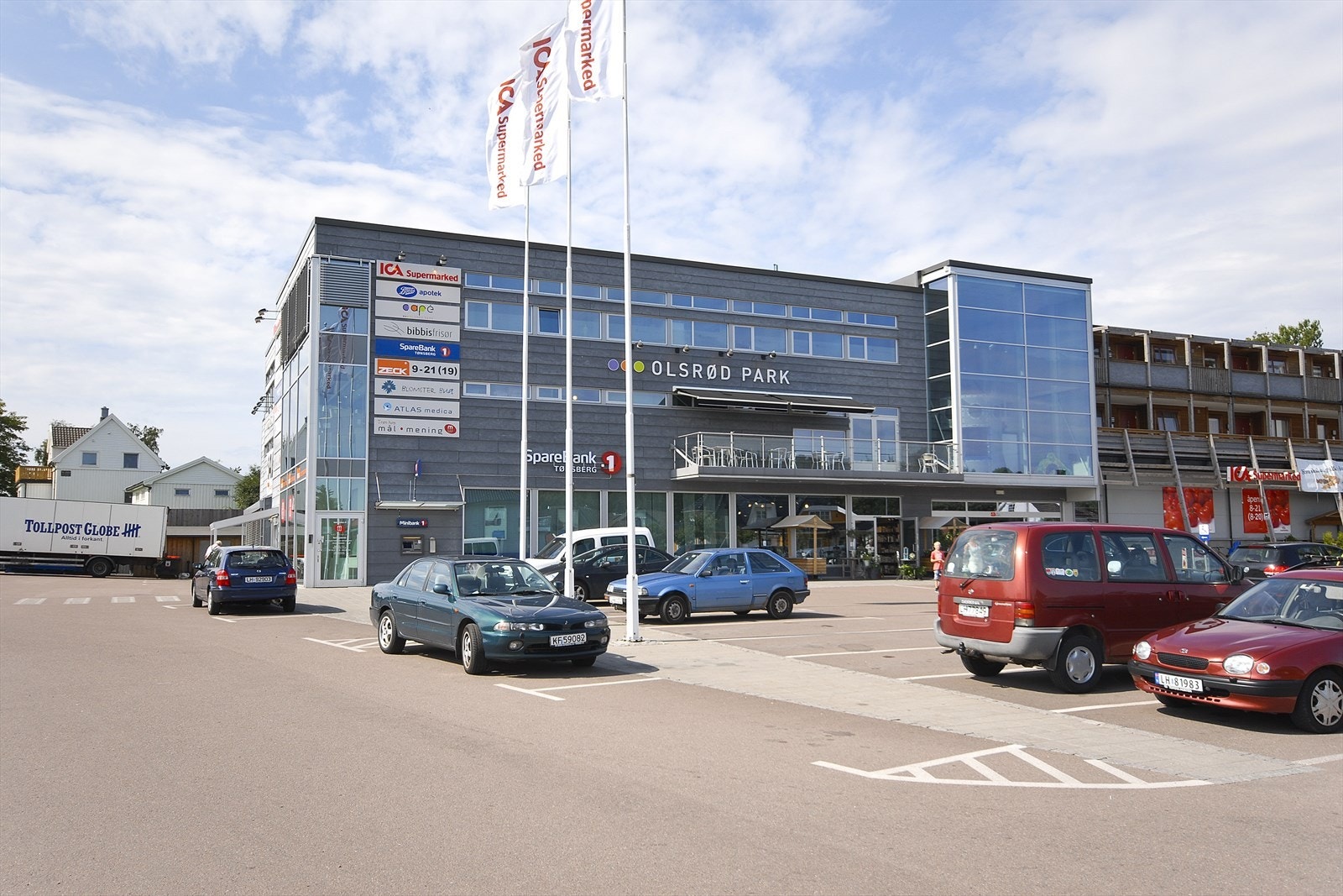 Kort avstand også til forretningssenteret Olsrød Park med bl.a. Rema 1000 dagligvareforretning med post-i-butikk, kafe, lege-/helsesenter, klesforretninger, bank, apotek, frisør m.m. Nærmeste dagligvareforretning er Kiwi-Gauterød. Galleribilde