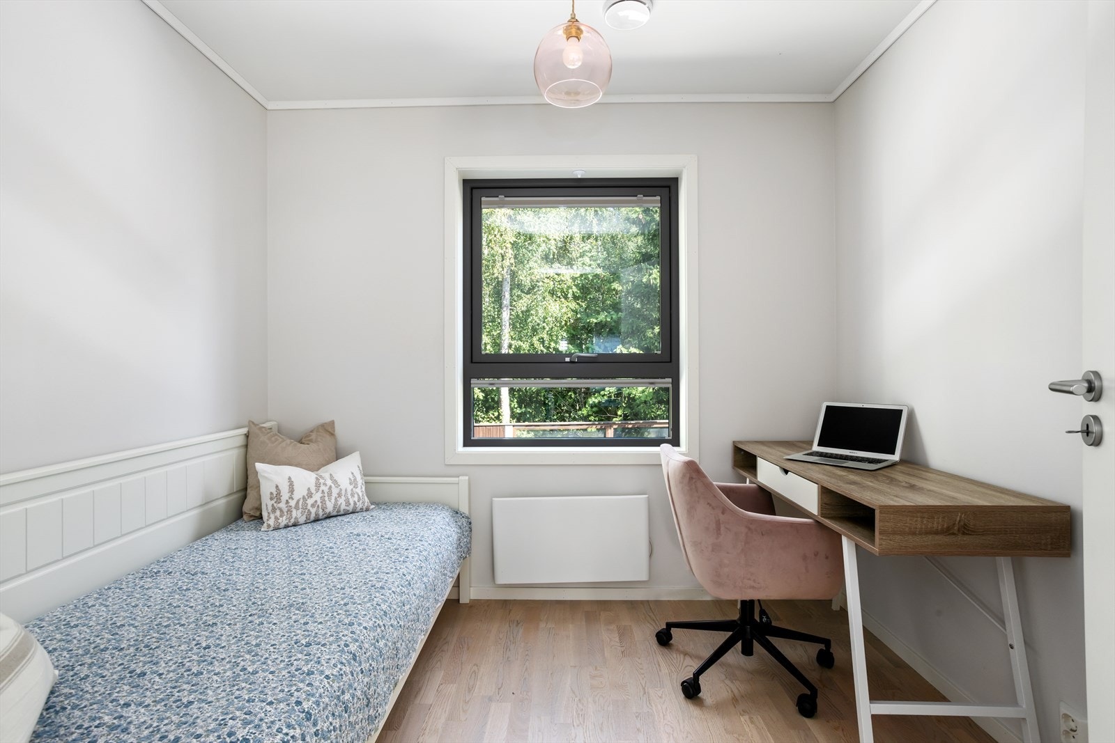 Hjemmets tredje soverom ligger i 2. etasje. Rommet er perfekt utformet for deg som ønsker muligheten til både enkeltseng og kontor-/arbeidsplass i et og samme rom - her er det plass til begge deler. Galleribilde