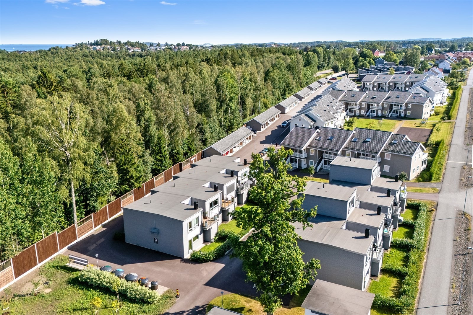Diverse grøntlunger i umiddelbar nærhet til eiendommen med bl.a. ulike lekeplasser, sosiale samlingsplasser osv. Galleribilde