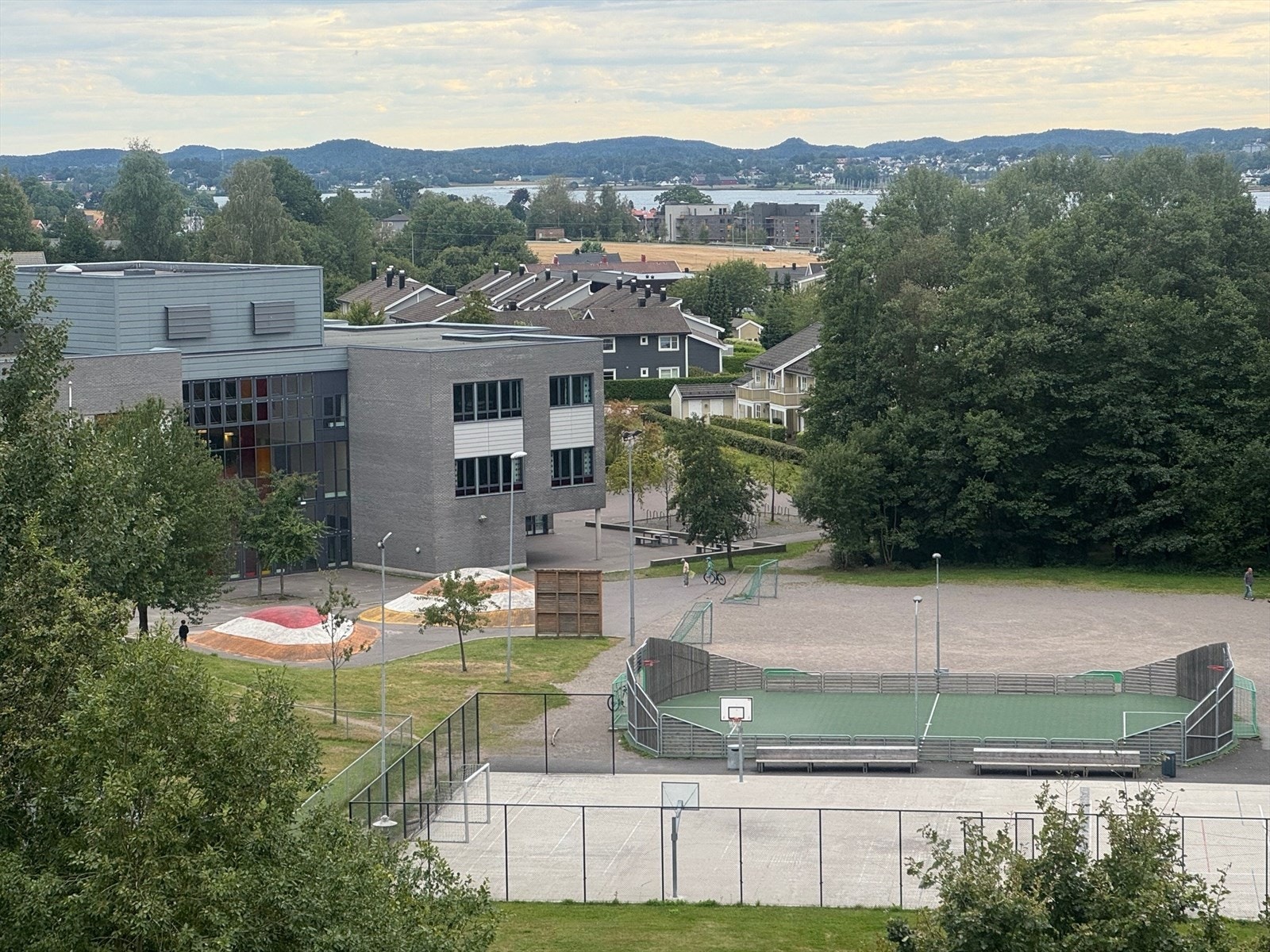 Det er gangavstand til nyere Sandeåsen barneskole. Galleribilde