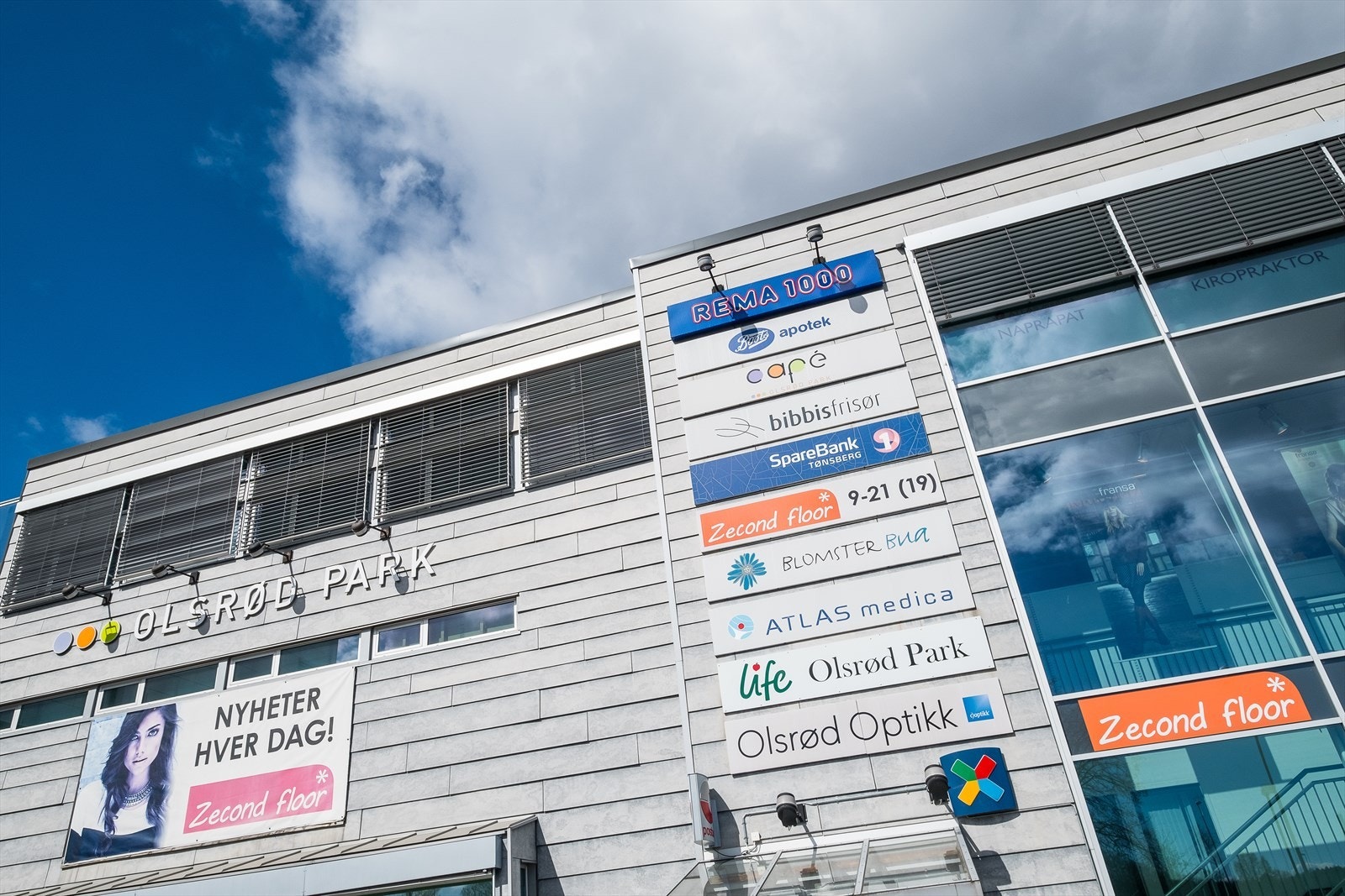 Senteret huset også populære Level med et stort treningssenter, svømmehall/badeanlegg, spaopplevelser og annet. Kort vei også til Tolvsrødsenteret med en rekke forretninger og servicetilbud. Galleribilde