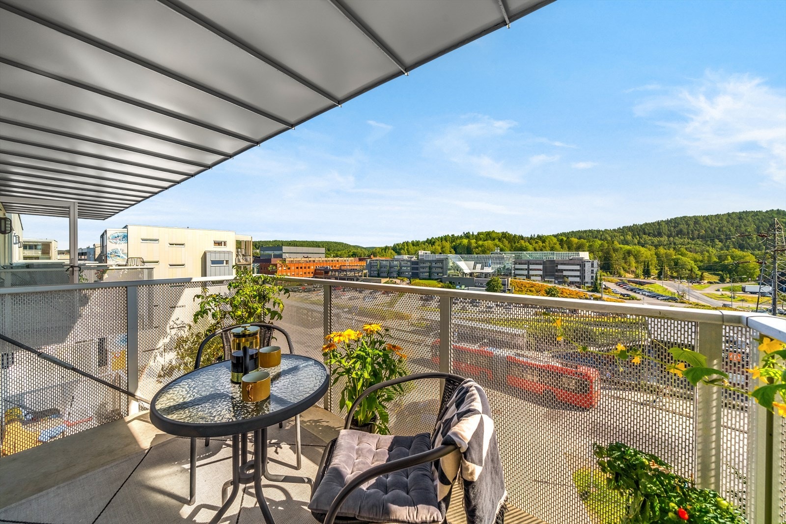 Videre fra stue er det utgang til en 5,6 m² balkong som vender mot øst. Nyt morgenkaffen i sola! Galleribilde
