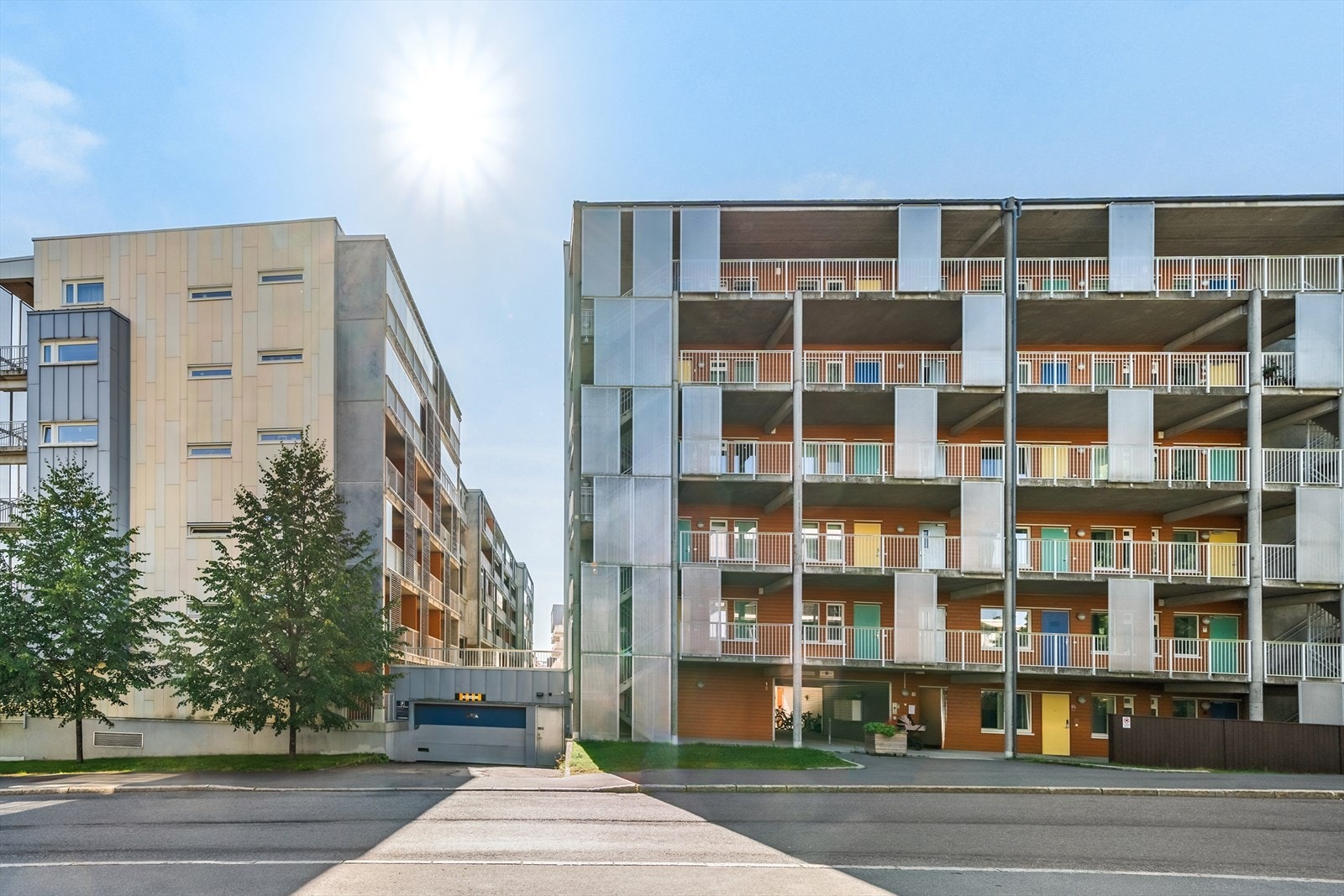 Innkjøring til garasjeplass på siden av bygget. Galleribilde