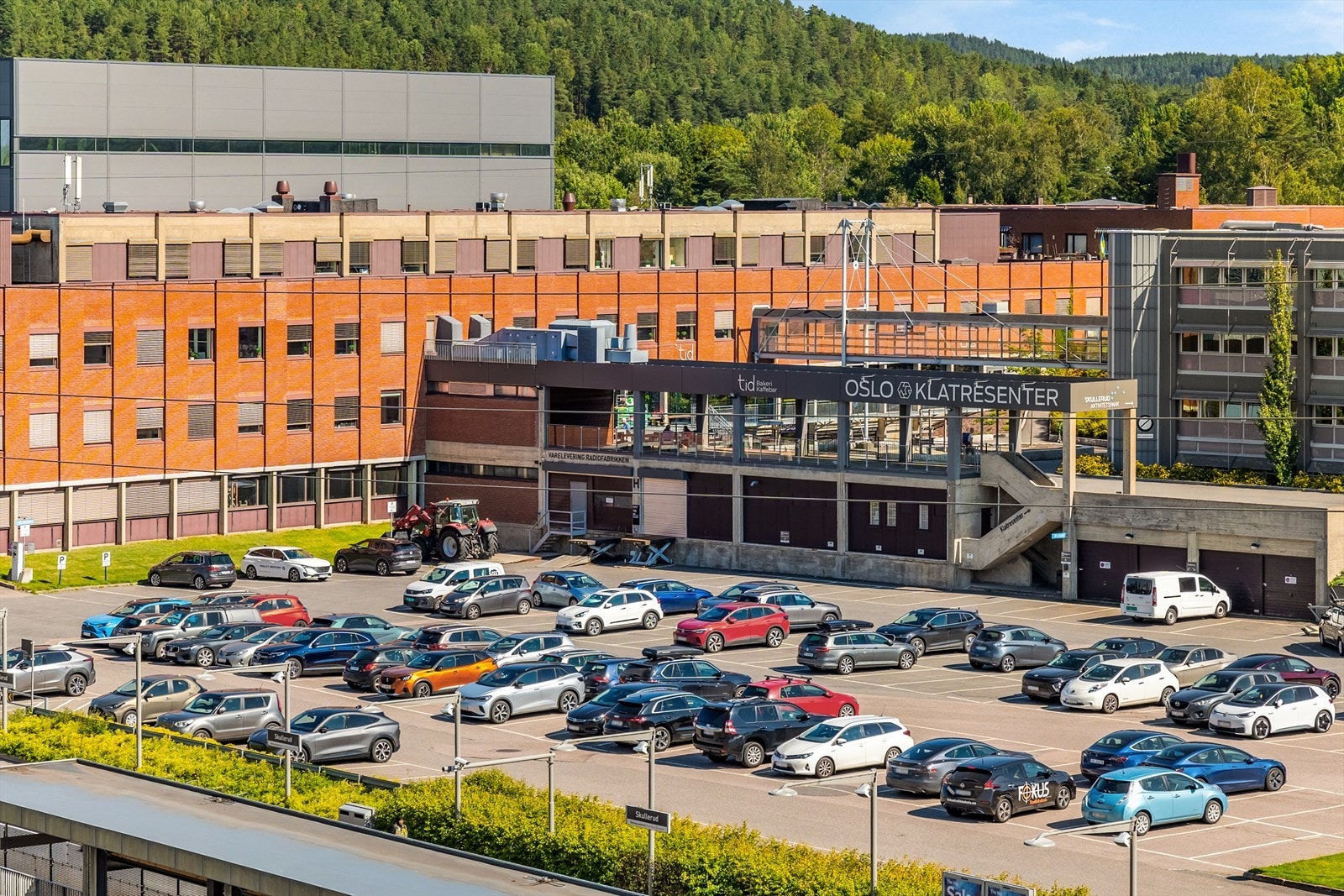 Skullerud Sport Senter som er et flott treningssenter og Oslo Klatresenter som er et av Nord Europas største klatresenter ligger på Skullerud, like i nærhet til boligen. Galleribilde