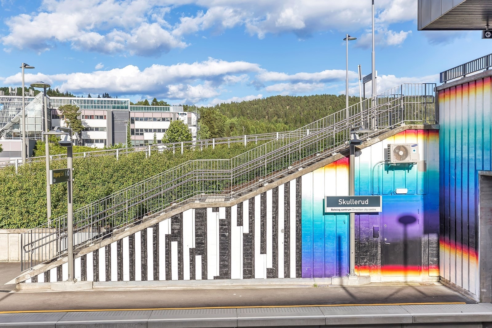 Like utenfor boligen finner du Skullerud t med gode t-bane og buss forbindelser. Fra Skullerud til sentrum tar det ca 20 min med kollektiv. Galleribilde