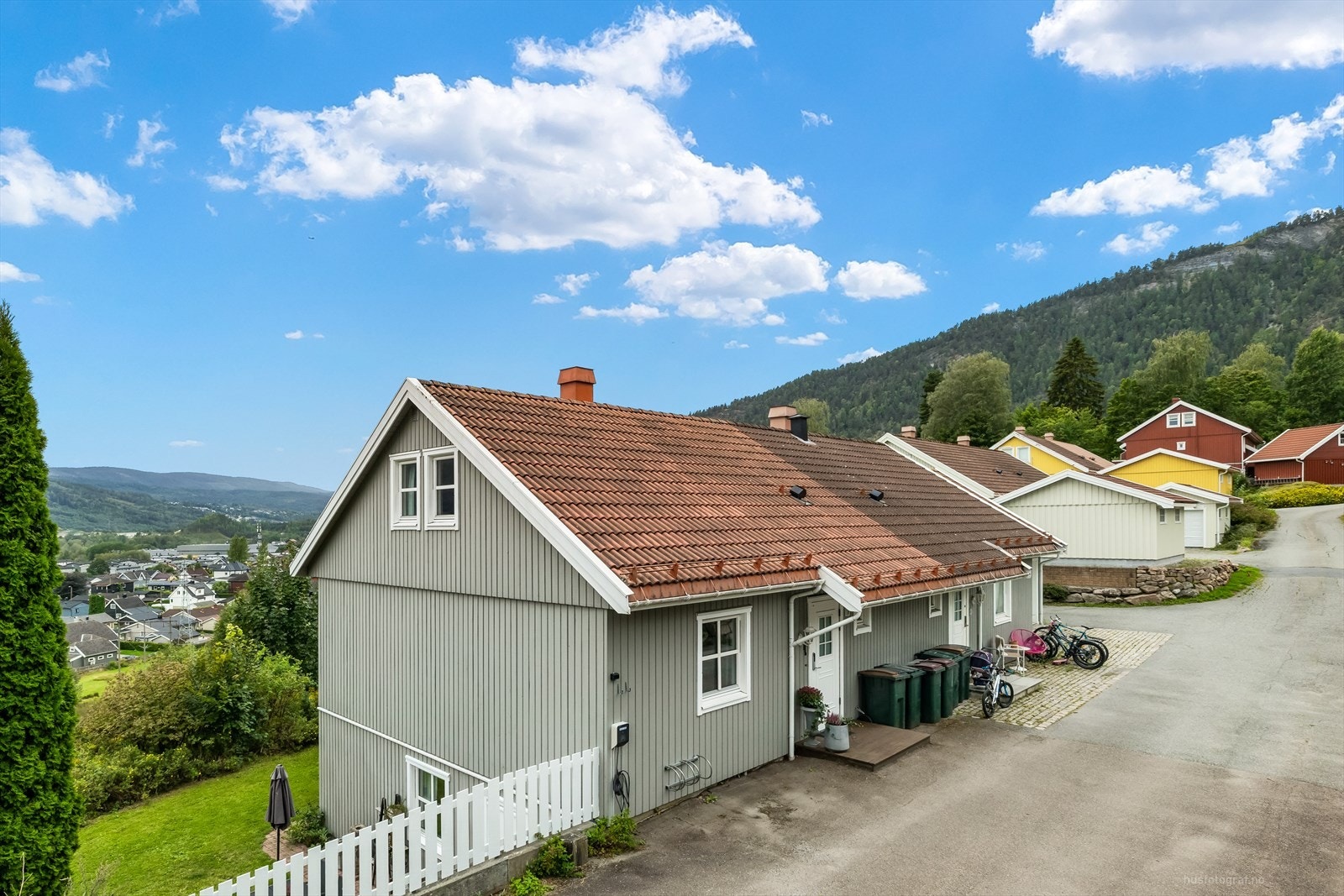 Velkommen til Grøtterudbakken 18! Beliggende innerst i blindveien, ingen gjennomgangstrafikk. Galleribilde